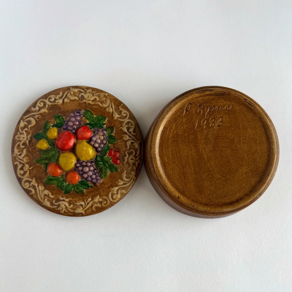 Vintage Sculpted & Hand Painted Ceramic Trinket Box Signed 1983 Fruit Design - Picture 2 of 7